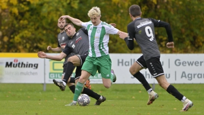 Luke Preen (im grünen Trikot, im Spiel gegen Herrieden) war mit sieben Treffern der erfolgreichste Uffenheimer Torschütze. Ob er weiterhin beim FVU spielt, ist noch unklar. (Foto: Martin Rügner)