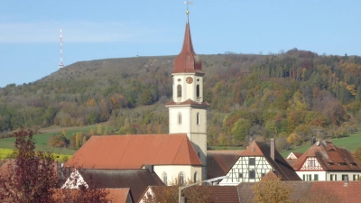 Bei der „Berchmess“ stehen die Teilnahme am Zeltgottesdienst mit der „Bergpredigt“ des Geistlichen, die Unterhaltung und das Treffen mit Freunden und Bekannten sowie ein Spaziergang über das Hochplateau Osterwiese im Fokus.  (Foto: Walter Oberhäußer)