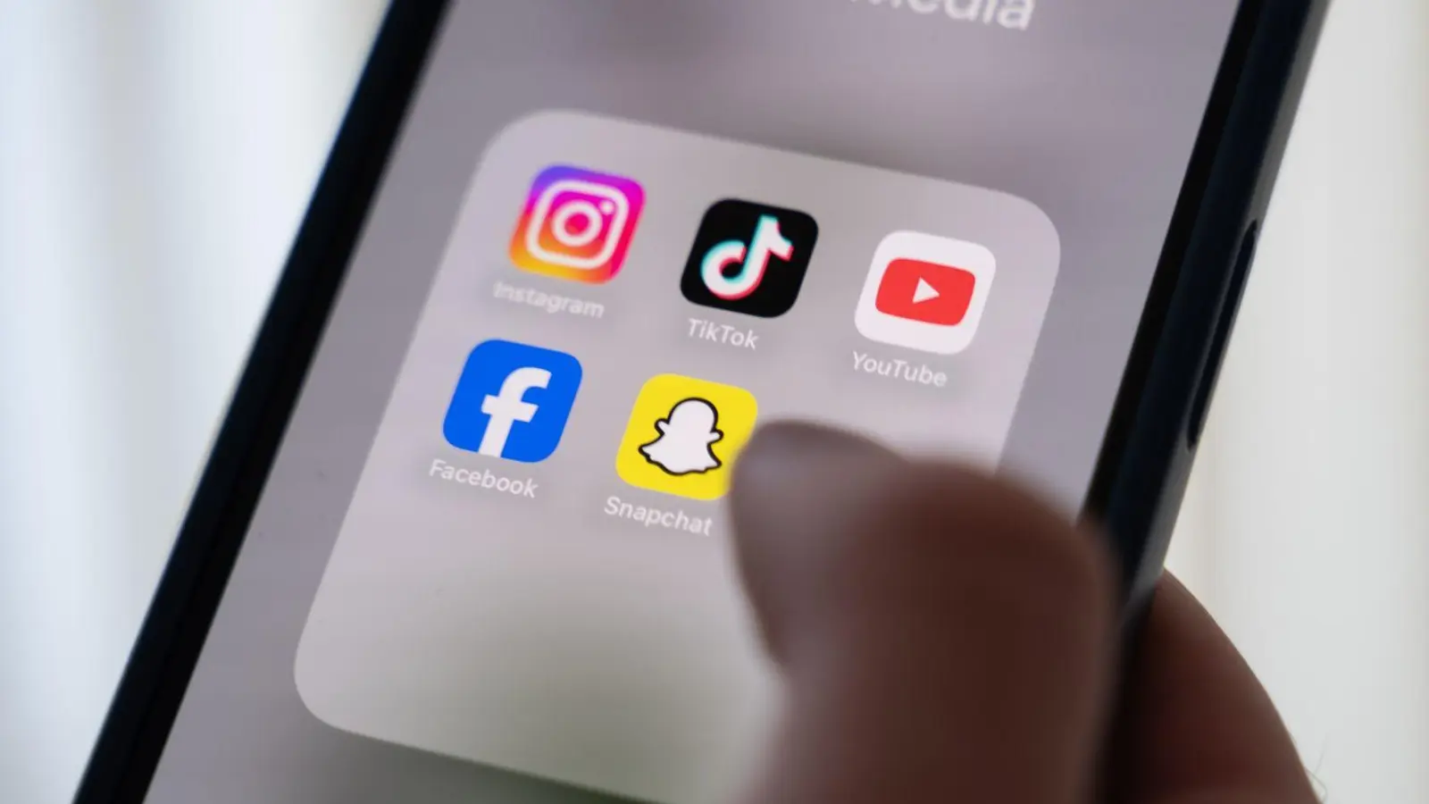 Die Taliban verbieten Regierungsangestellten die Nutzung von Smartphones in Afghanistan. (Symbolbild) (Foto: Alicia Windzio/dpa)