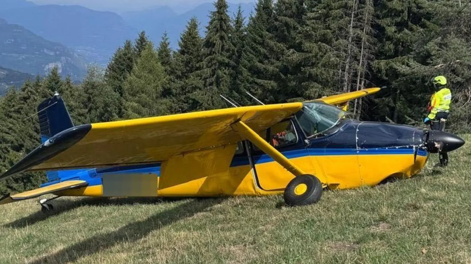 Das Kleinflugzeug prallte heftig auf abschüssiges Gelände. (Foto: -/Italienische Bergrettung/dpa)