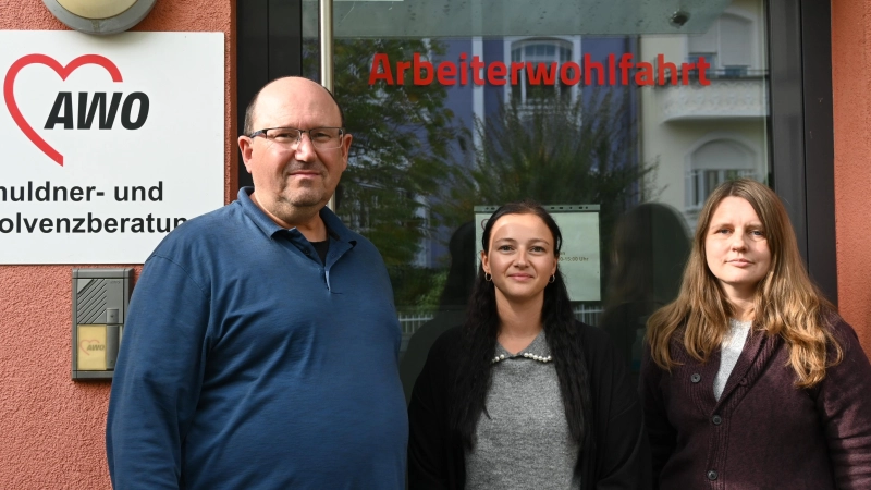 Das Team der Schuldner- und Insolvenzberatung in Ansbach hilft Menschen, die Schulden haben (von links): Wolfgang Hunner, Saskia Röhner und Sarah Schäfer. Auf dem Foto fehlt Birgit Winter. (Foto: Anna Beigel)