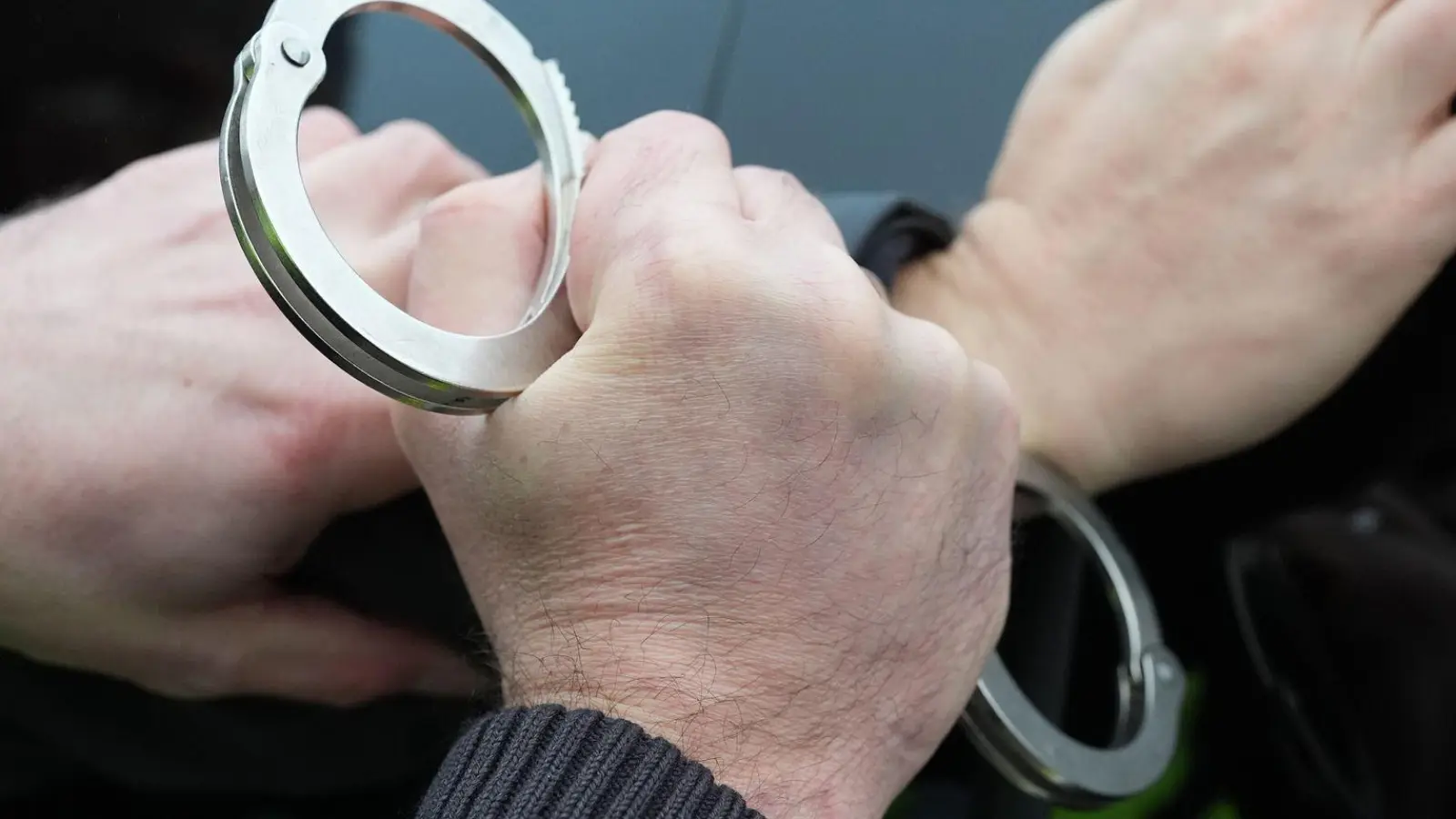 Die Polizei nimmt den Verdächtigen noch in der Nähe des Supermarktes fest. (Symbolbild) (Foto: Marcus Brandt/dpa)