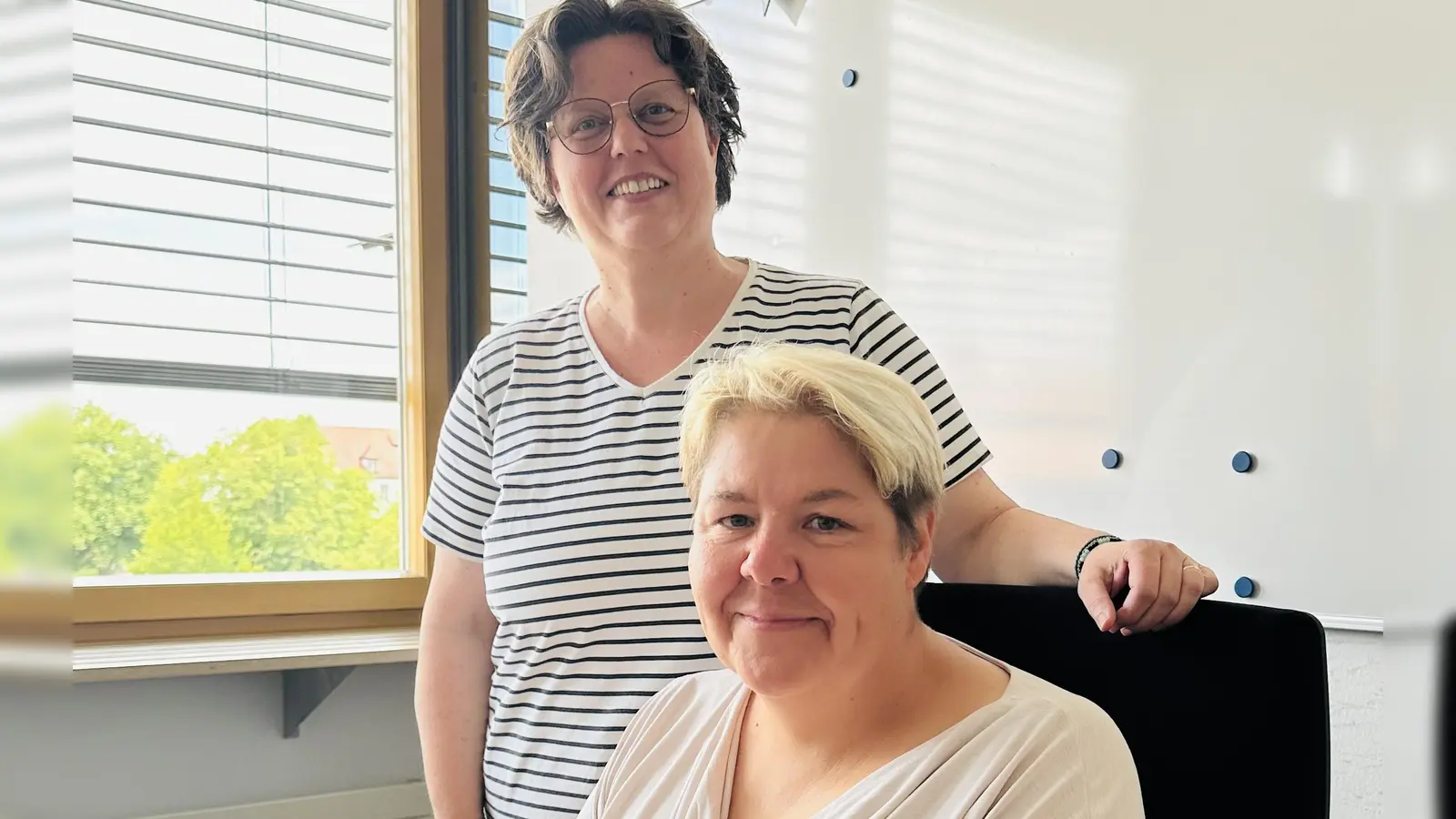 Elpi Schober (links) und Renate Knorr arbeiten in der Koordinierungsstelle und sind dort für unterschiedliche Aufgabenbereiche zuständig. (Foto:  Landratsamt Ansbach/Josephine Georgi)