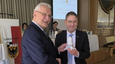 Einen bayerischen Löwen hatte Innenminister Joachim Herrmann (links) als Abschiedsgeschenk für Landrat Dr. Jürgen Ludwig (rechts) mitgebracht.  (Foto: Thomas Schaller)