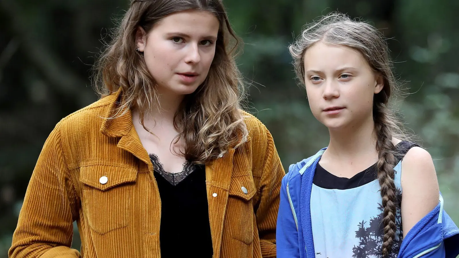 Die Klimaschutzaktivistinnen Luisa Neubauer (l) und Greta Thunberg bei einer Protestaktion im Hambacher Forst im August 2019. (Foto: Oliver Berg/dpa)