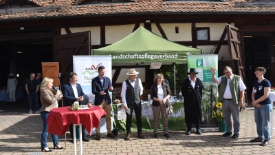 Viel Prominenz begrüßte Bürgermeisterin Claudia Wust (links) bei der Eröffnung des Festes. (Foto: Ute Niephaus)