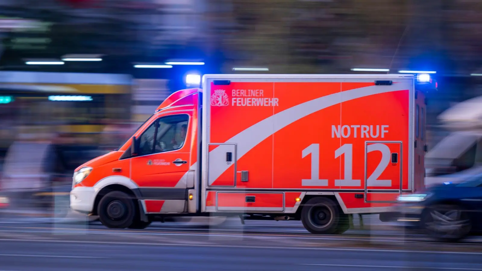 Meningokokken sind Bakterien, die durch Tröpfchen etwa beim Husten oder Niesen auf andere Menschen übertragen werden (Symbolbild). (Foto: Monika Skolimowska/dpa)