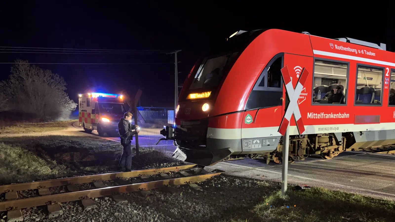 Die bei dem Unfall in Hartershofen beschädigte Regionalbahn blieb fahrbereit. (Foto: NEWS5 / Kevin Weddig)