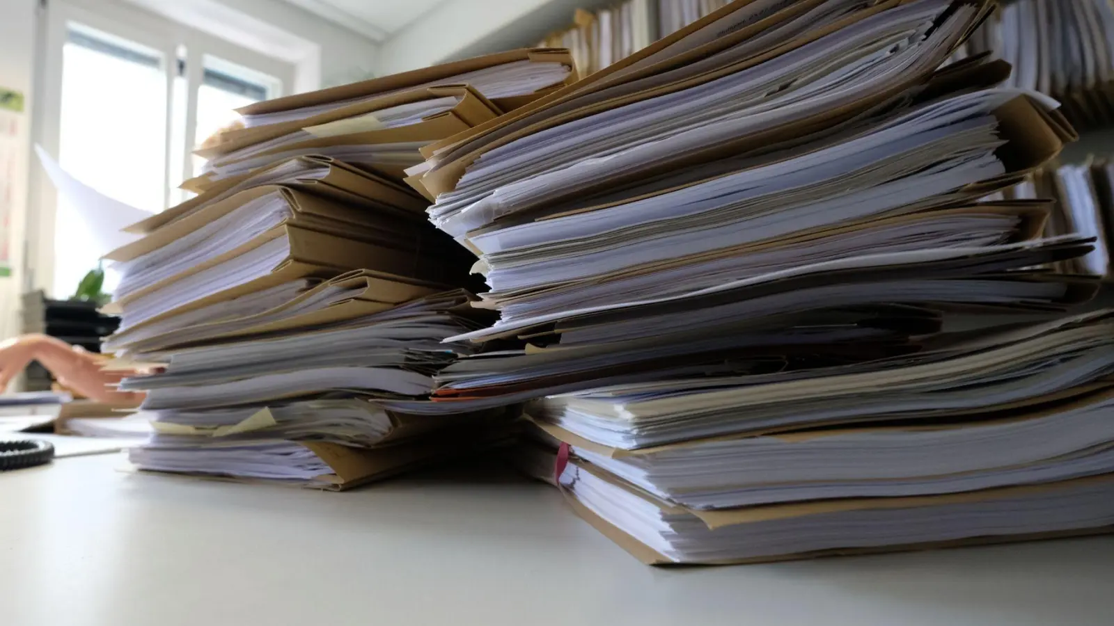 Formulare, Ordner, Stempel - wer ein Haus bauen, ein Unternehmen gründen oder eine Steuerrückzahlung erhalten will, muss sich oft durch zähe Prozesse hindurchquälen. (Symbolbild) (Foto: Bernd Weißbrod/dpa)