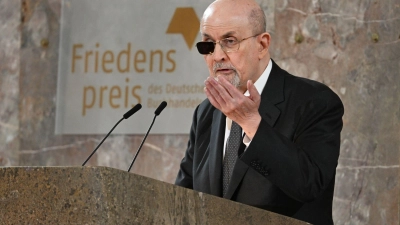 Salman Rushdie bei seiner Dankesrede nach der Auszeichnung mit dem Friedenspreis des Deutschen Buchhandels. (Foto: Arne Dedert/dpa)