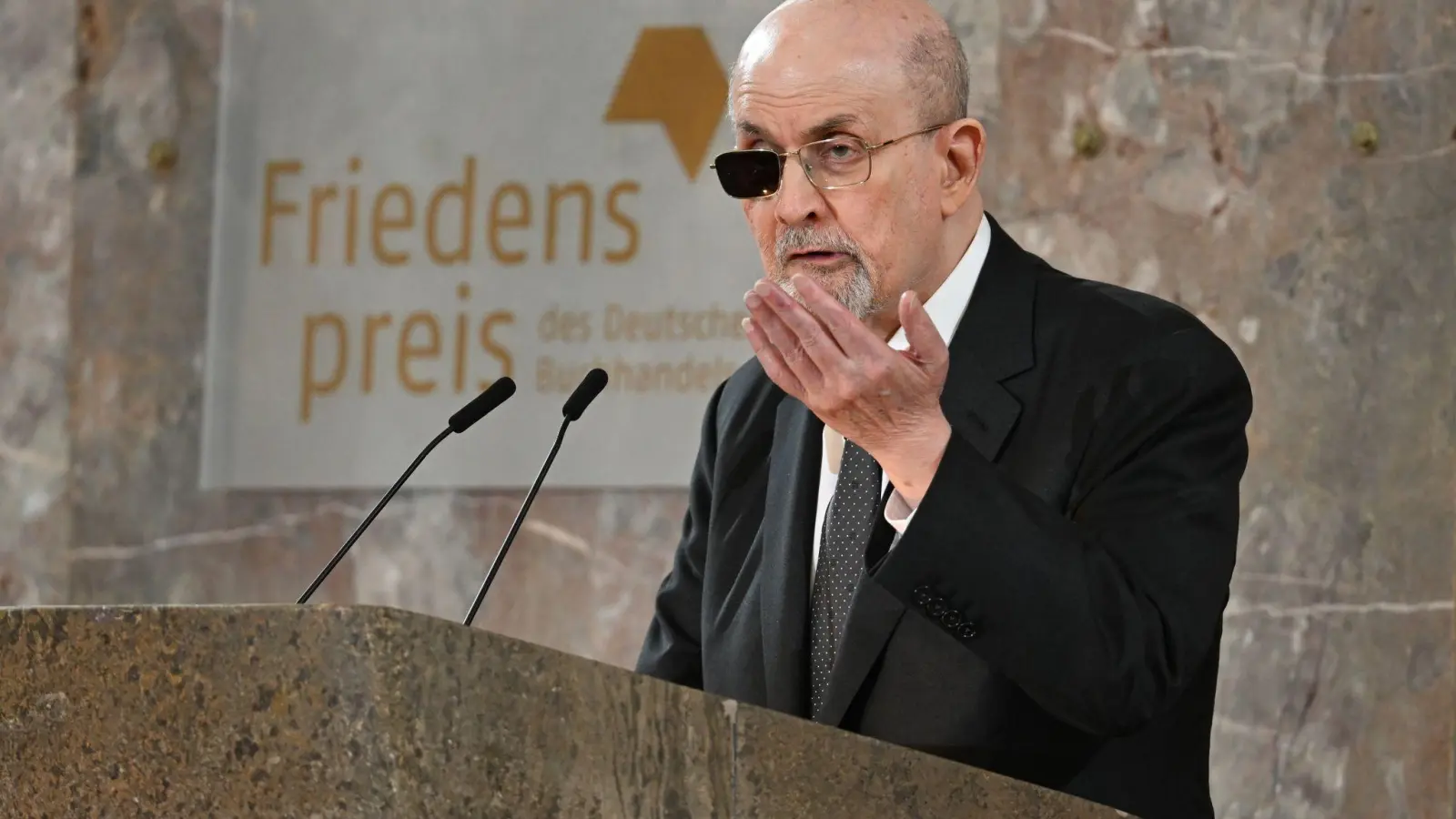 Salman Rushdie bei seiner Dankesrede nach der Auszeichnung mit dem Friedenspreis des Deutschen Buchhandels. (Foto: Arne Dedert/dpa)