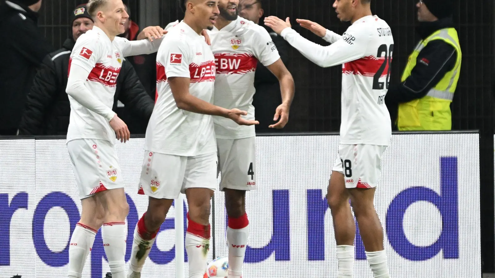 Matchwinner Jamie Leweling holt sich die Glückwünsche seiner Stuttgarter Teamkollegen ab (Foto: Federico Gambarini/dpa)