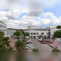 Seit Jahren steht das Erdgeschoss der Welserstraße 17 (Gebäude rechts im Bild) leer. Eigentlich sollte Rofu Kinderland dort einziehen. Der Plan ist hinfällig. Doch es gibt weitere Anfragen, versicherte Stadtplanerin Andrea Heinlein im Bauausschuss. (Foto: Antonia Müller)