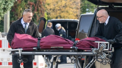 Am Tag nach dem Großbrand wurde eine Leiche aus dem Haus geborgen. (Archivbild) (Foto: Peter Kneffel/dpa)