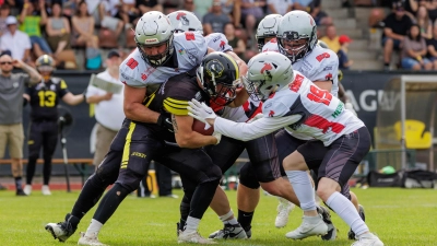 Mit einem 29:22-Arbeitssieg in Amberg setzten sich die Franken Knights um Christopher Hans (Nummer 93), Benjamin Dehner (Nummer 19) und Simonas Skublickas (Nummer 60) an die Tabellenspitze der Regionalliga Süd. (Foto: Thomas Lüdtke)