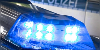 Mit mehreren Streifen musste die Polizei den heftigen Streit schlichten. (Symbolbild: Friso Gentsch/dpa)