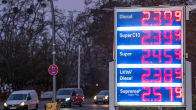 Die Benzinpreise sind am Mittwochmorgen noch einmal deutlich gestiegen - wenn auch nicht überall so stark wie an dieser Tankstelle in Berlin. (Foto: Soeren Stache/dpa)