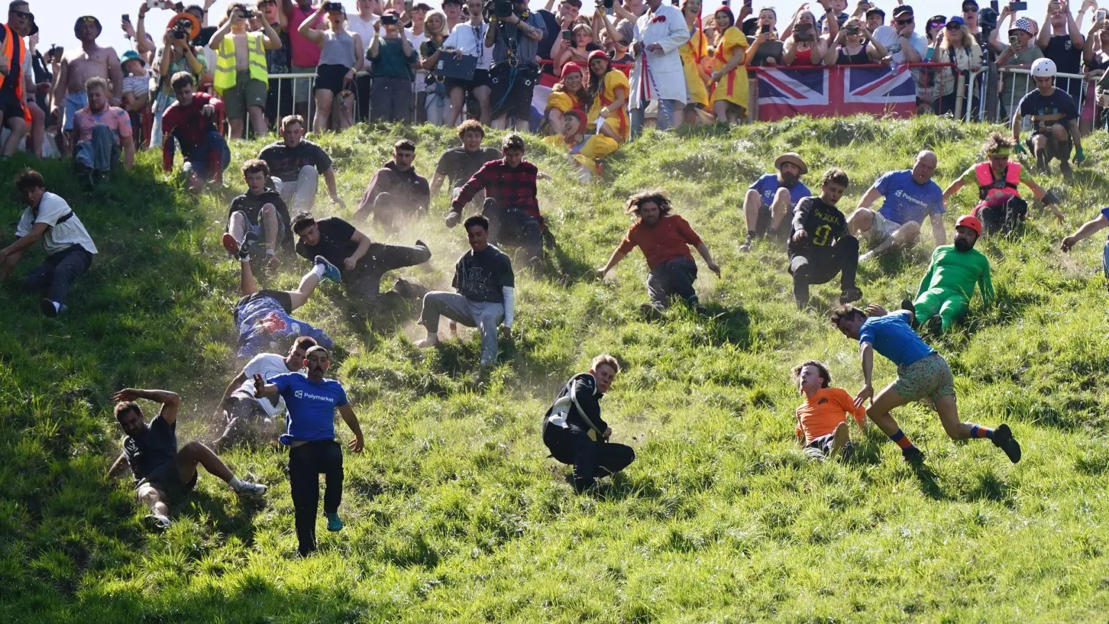 Das Käserennen in England hat Tradition.  (Foto: Jacob King/PA Wire/dpa)