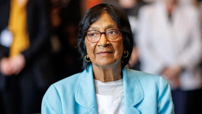 Friedensnobelpreisträgerin „Navi“ Pillay erfuhr in Nürnberg von der Auszeichnung.  (Foto: Daniel Karmann/dpa)
