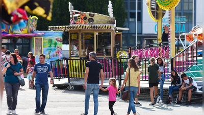 Fahrgeschäfte, allerlei Leckereien, zünftige Musik und Abkühlung im Festzelt locken die Besucher auf den Festplatz. (Archivfoto: Jim Albright)