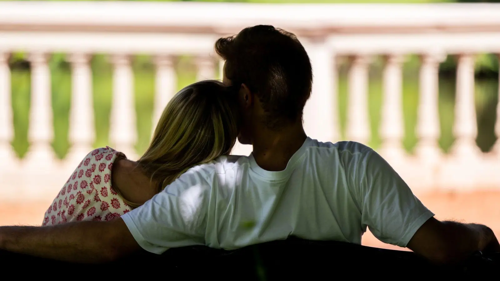 Gerade bei jüngeren Menschen stößt das offene Beziehungsmodell auf Zuspruch. (Archivbild) (Foto: Mohssen Assanimoghaddam/dpa)
