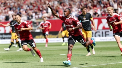 Mohamed Alì Zoma (M) ist für den 1. FC Nürnberg Gold wert. (Foto: Daniel Löb/dpa)