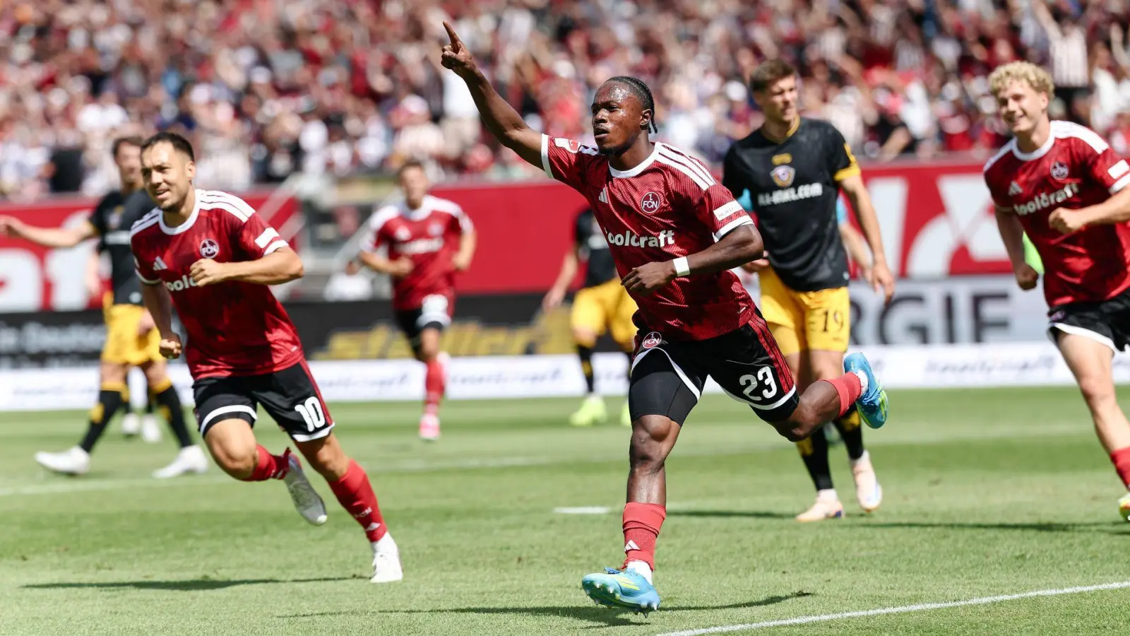 Mohamed Alì Zoma (M) ist für den 1. FC Nürnberg Gold wert. (Foto: Daniel Löb/dpa)
