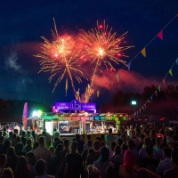 Das Feuerwerk in den Aischwiesen gehört zur Kirchweih-Tradition in Neustadt/Aisch. (Archivbild: Mirko Fryska)