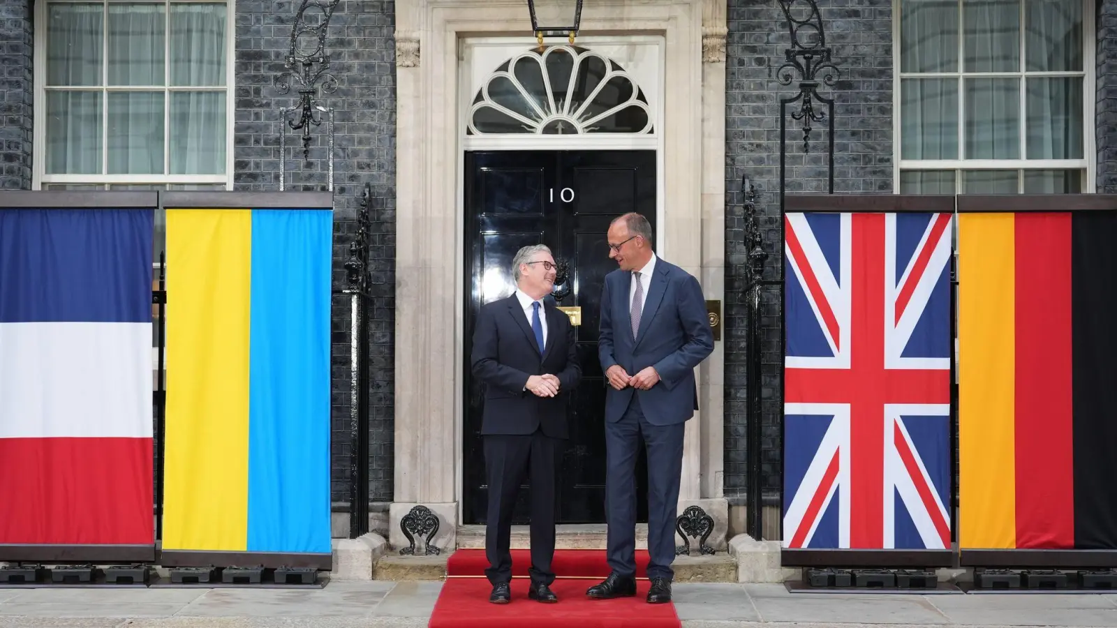 Downing Street Nr. 10: Hier findet der Vierer-Gipfel zum Ukraine-Krieg mit Kanzler Merz statt. (Foto: Lucy North/PA Wire/dpa)