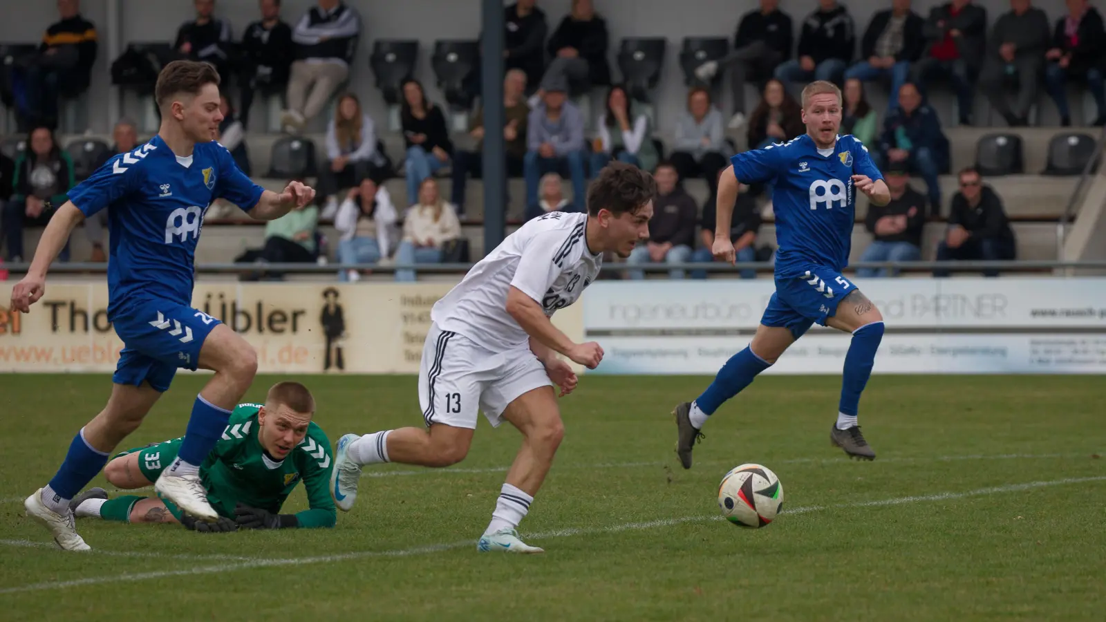 Auf dem Weg zum dritten Jahn-Tor: Der Forchheimer Niklas Held (in weiß) lässt Ajdin Kahrimanovic (links), Torwart Felix Lobig sowie Tobias Gröger vom SVG hinter sich. (Foto: Tizian Gerbing)