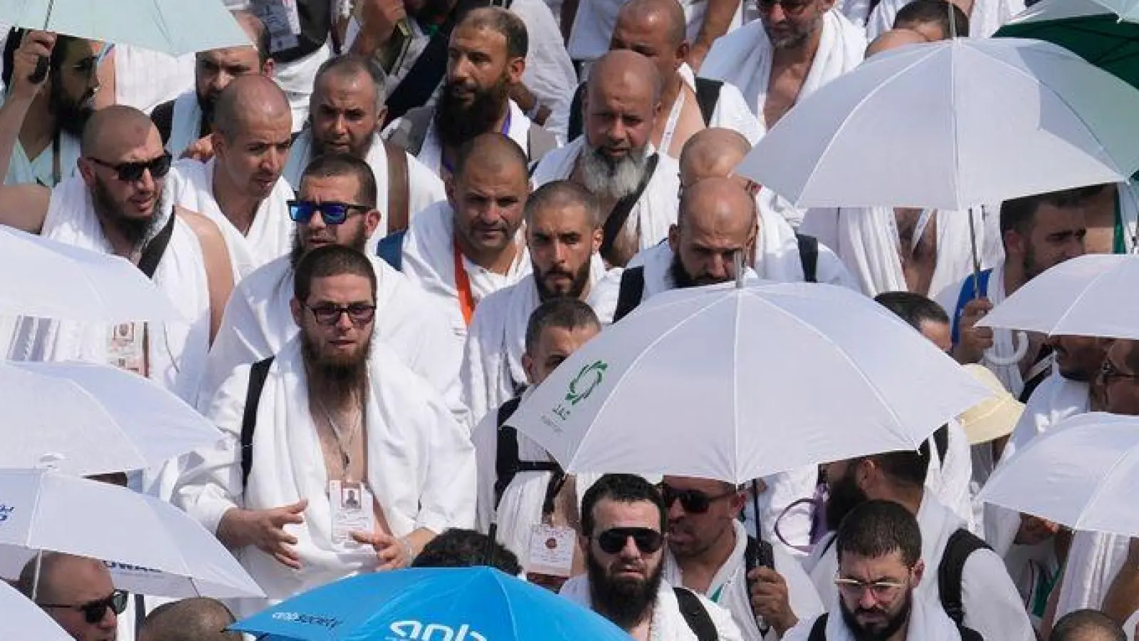 Muslimische Pilger während der jährlichen Hadsch-Pilgerfahrt im Zeltlager Mina in der Nähe der heiligen Stadt Mekka. (Foto: Rafiq Maqbool/AP/dpa)