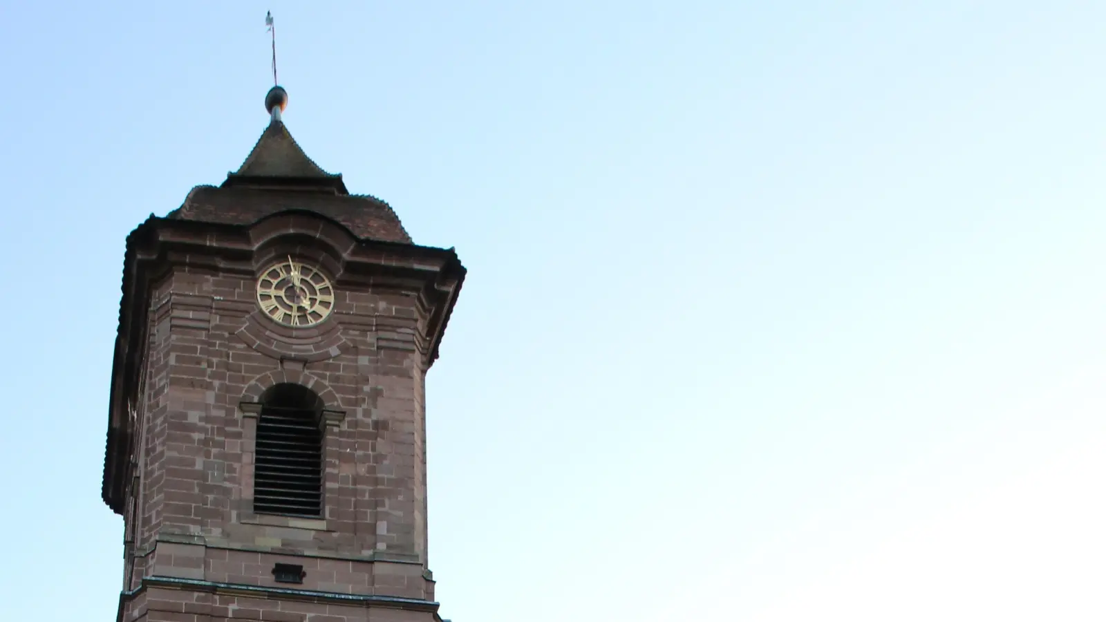 Der Turm der Kirche Mariä Himmelfahrt gerät unter dem Läuten der Glocken in Schwingungen. (Foto: Alexander Biernoth)