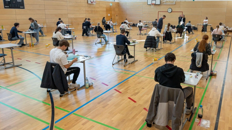 Mit dem Fach Biologie begannen wie hier an der Uffenheimer Christian-von-Bomhard-Schule die Abiturprüfungen des Jahres 2026, die sich bis zum 13. Mai hinziehen werden.  (Foto: Mirko Fryska)