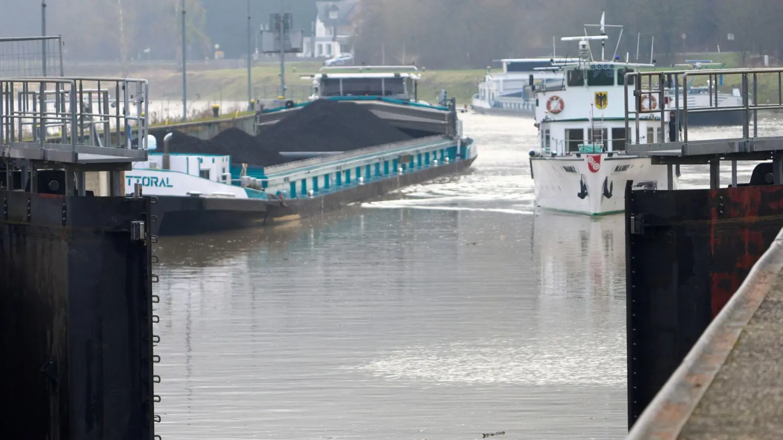 Staatssekretär Becht: Bei der Reparatur der Schleuse wurde schnell und professionell gearbeitet.  (Foto: Thomas Frey/dpa)