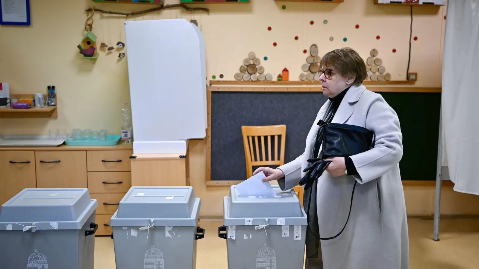 Eine Frau gibt am Morgen ihre Stimme in einem Wahllokal in Budapest ab. (Foto: Denes Erdos/AP/dpa)