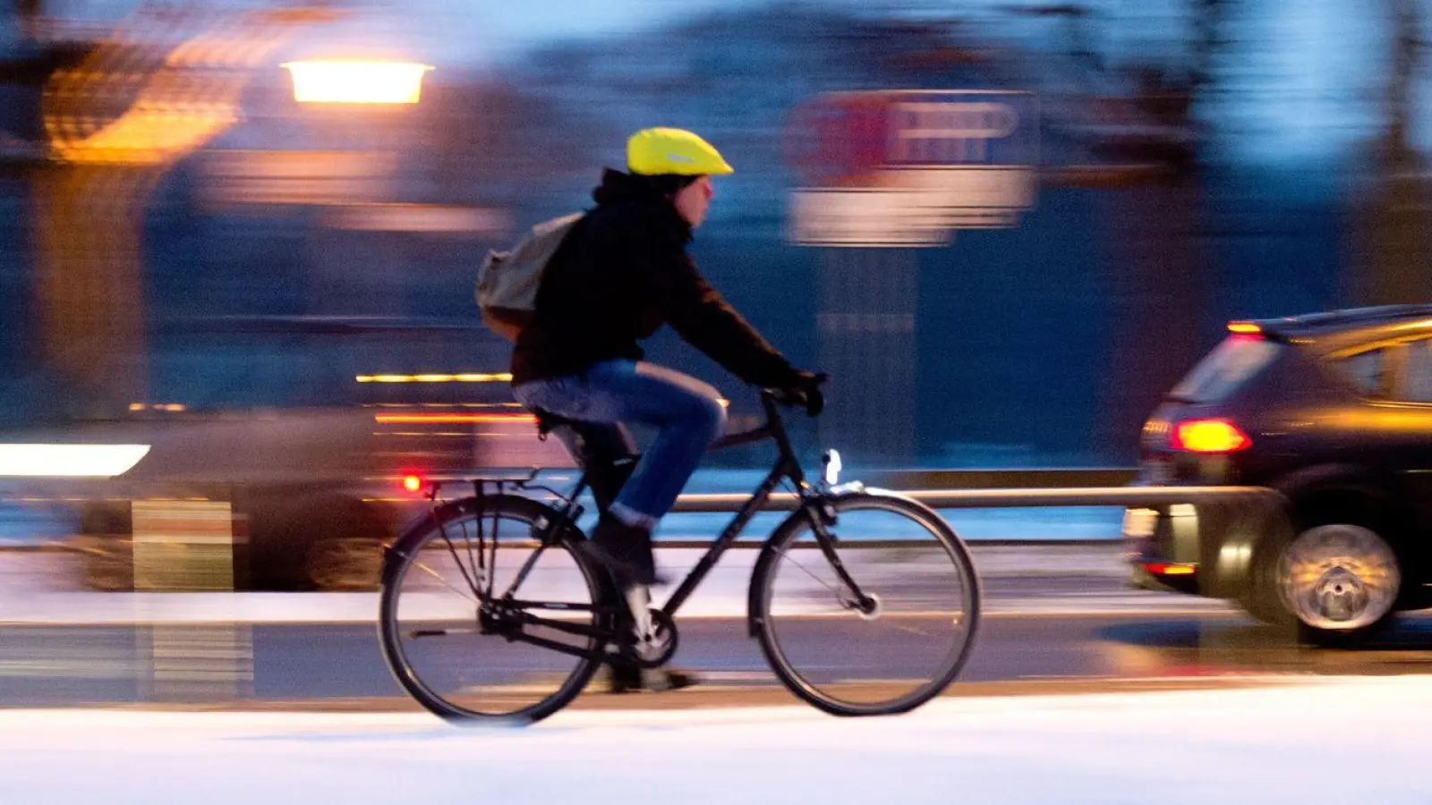 Rutschig, aber machbar! Mit dem richtigen Reifenprofil, guten Bremsen und mehr Vorsicht fährt man auch im Winter sicher auf dem Rad. (Foto: Julian Stratenschulte/dpa/dpa-tmn)