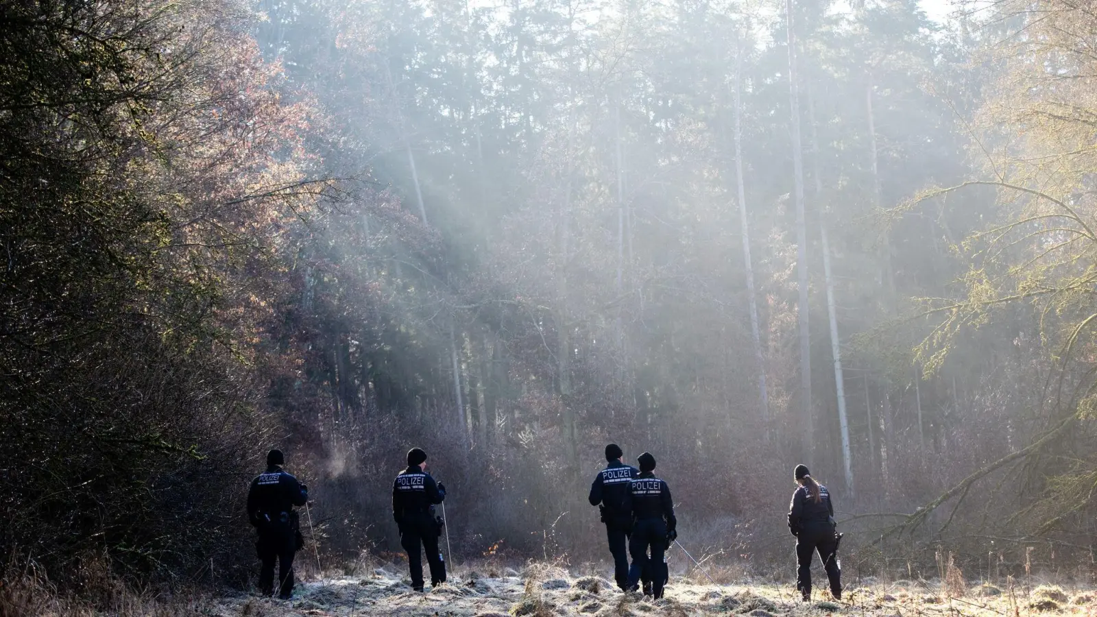 Rund 200 Einsatzkräfte der Polizei, Feuerwehr und des Technischen Hilfswerks beteiligten sich an der Suche nach einer Zweijährigen, die im im baden-württembergischen Landkreis Sigmaringen vermisst wird. (Foto: Christoph Schmidt/dpa)