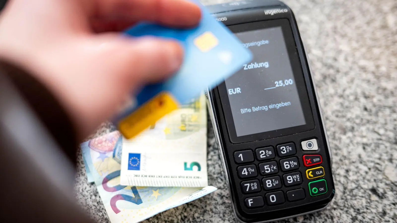 Sowohl zu Hause als auch im Ausland greift zum Bezahlen nur noch gut ein Drittel der Deutschen auf Bargeld zurück. (Symbolbild) (Foto: Sina Schuldt/dpa)