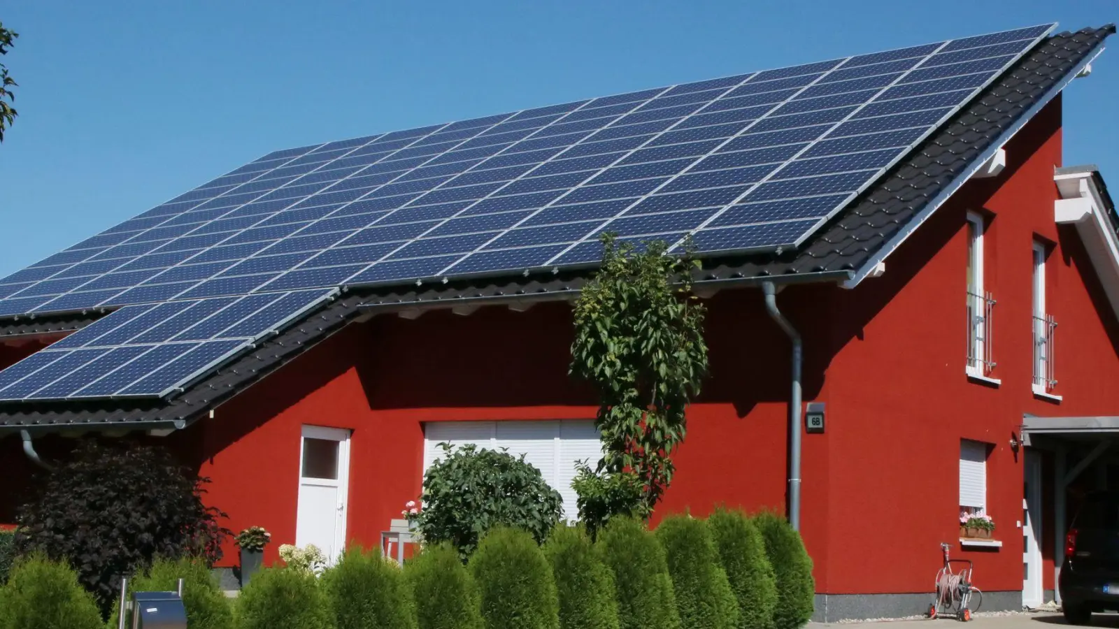 Wer Strom aus seiner Photovoltaikanlage ins Netz einspeist, kann sich über eine Einspeisevergütung freuen – vorausgesetzt, die Anlage ist korrekt angemeldet. (Foto: Nestor Bachmann/dpa-tmn)