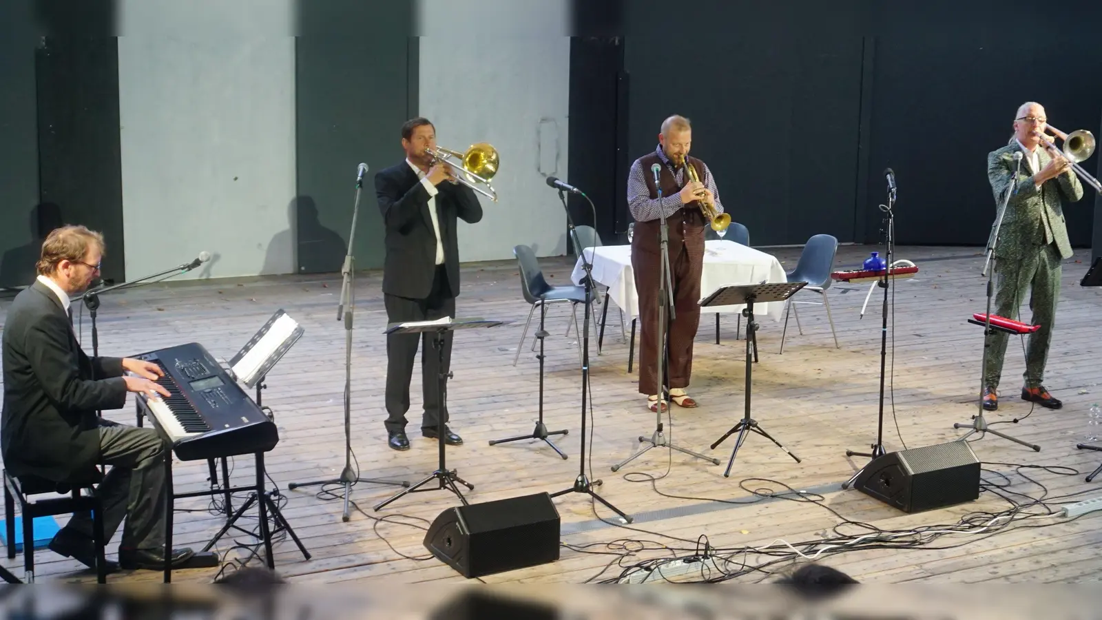 Unterzogen das Publikum auf der Dinkelsbühler Freilichtbühne einer Schlagertherapie (von rechts): Leonhard Paul, Thomas Gansch, Sebastian Fuchsberger und Michael Hornek. (Foto: Wolfgang Hauf)