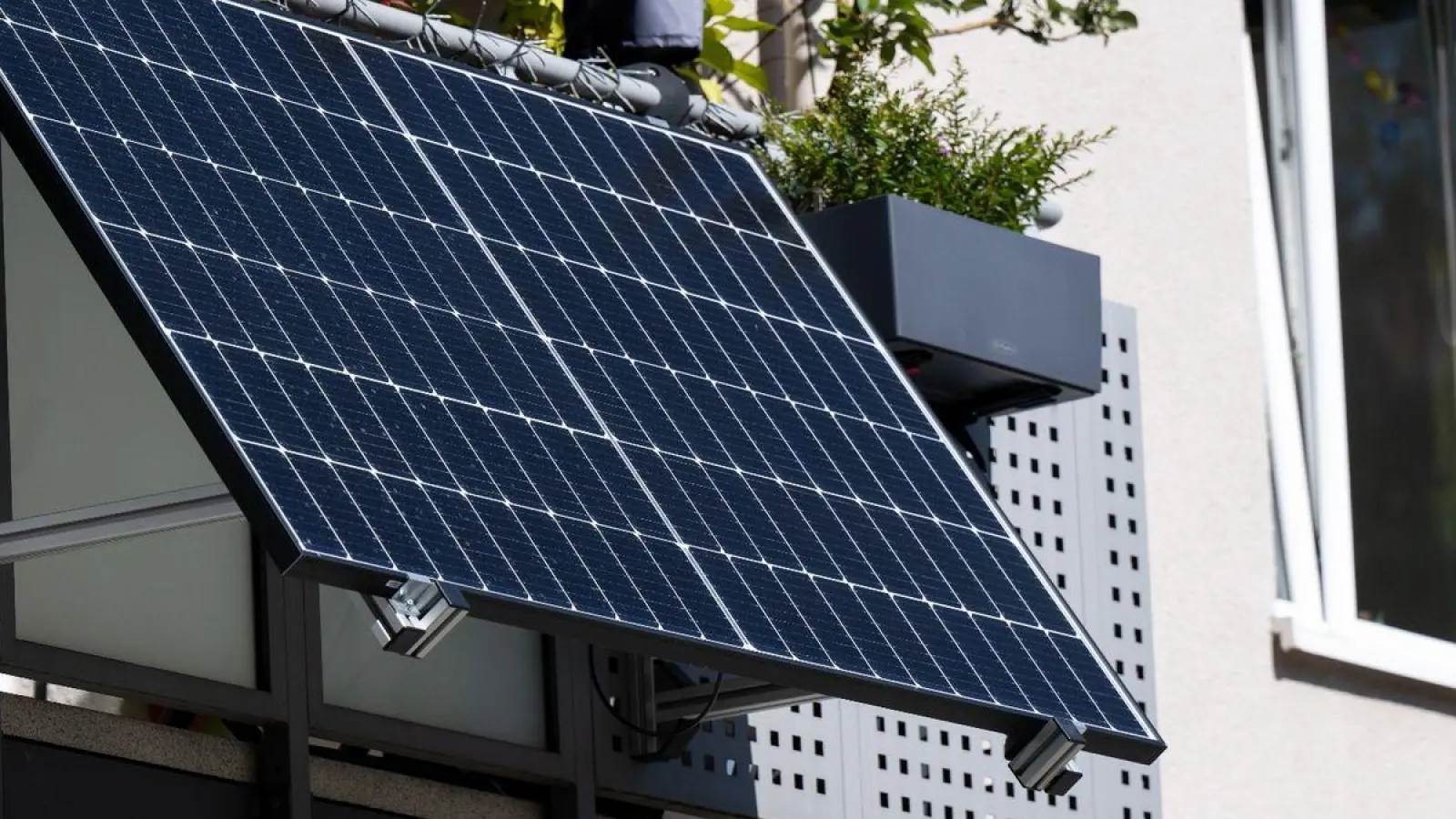 Stecker-Solaranlagen für den Balkon können die eigene Stromrechnung senken. Ihre Zahl ist zuletzt stark gestiegen. (Foto: Sven Hoppe/dpa)