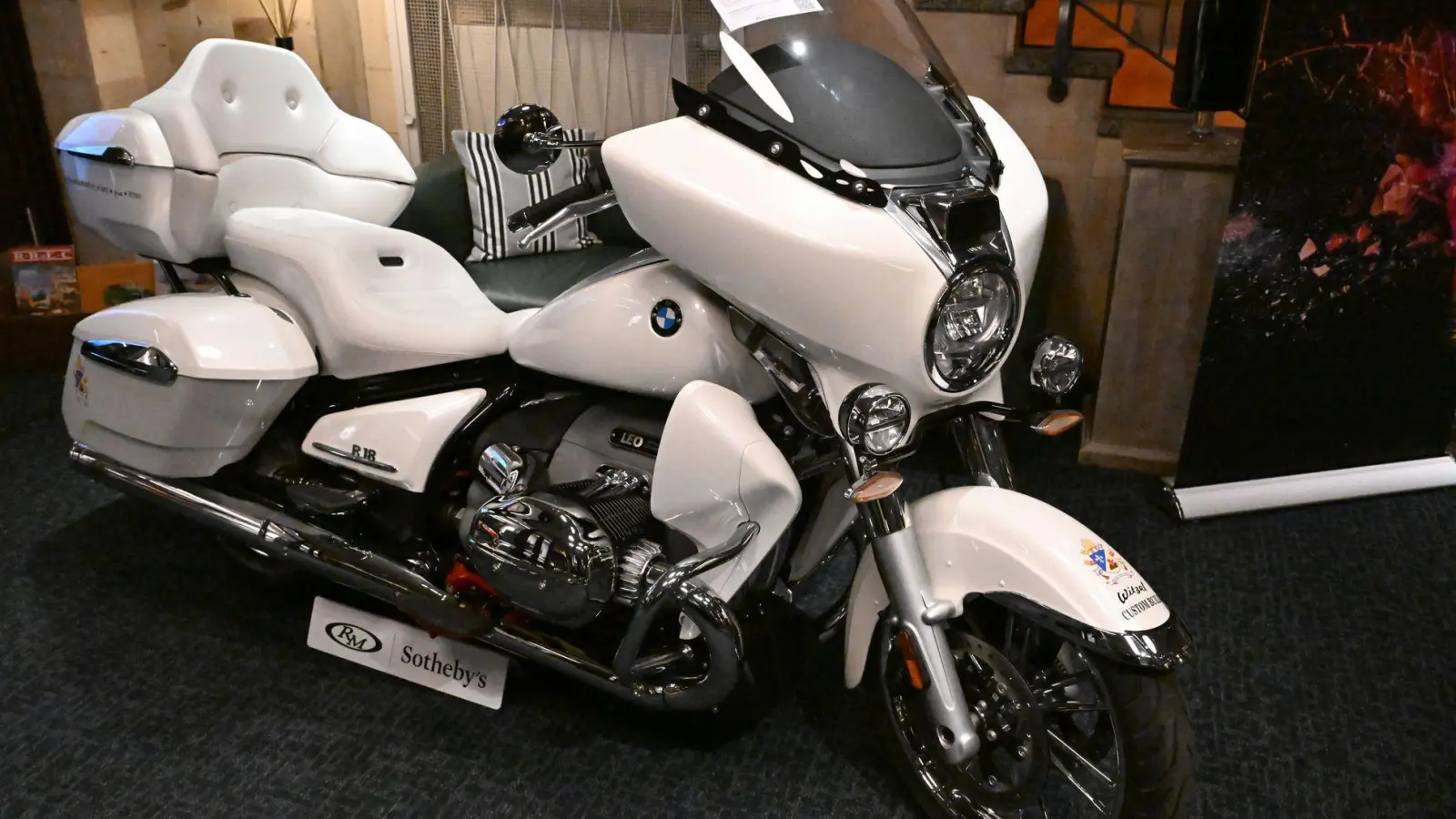 Papst Leo XIV. hatte das Motorrad im September in Rom in Empfang genommen. (Foto: Felix Hörhager/dpa)