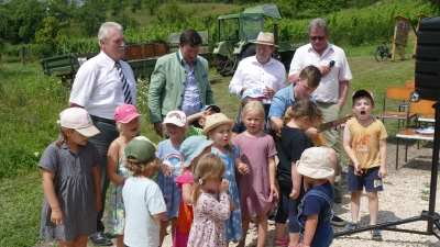 Die Kinder des Frieda-Lang-Hauses Ergersheim sangen bei der Einweihung des neuen Weges das „Kugelbahn-Lied“. (Foto: Helmut Meixner)