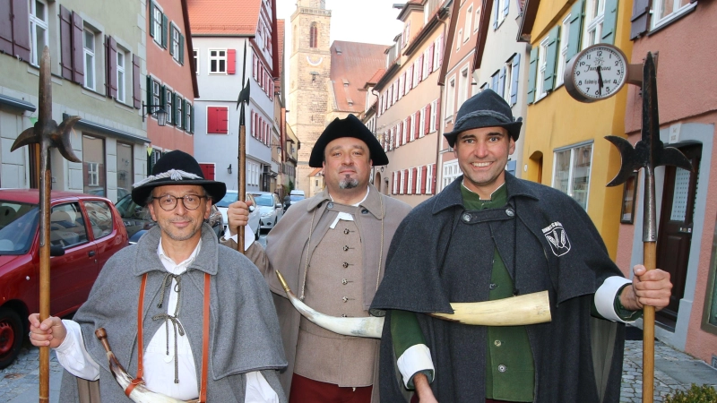 Matthias Schreiber, Michael Greger und Stefan Neuberger (von links) sind die neuen Nachtwächter in Dinkelsbühl.<br> (Foto: Stefan Neidl)