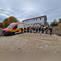 Rund drei Millionen Euro investiert das BRK in einen Erweiterungsbau. Beim Spatenstich wurde die Hoffnung auf eine reibungslose Bauphase geäußert. (Foto: Andrea Walke)