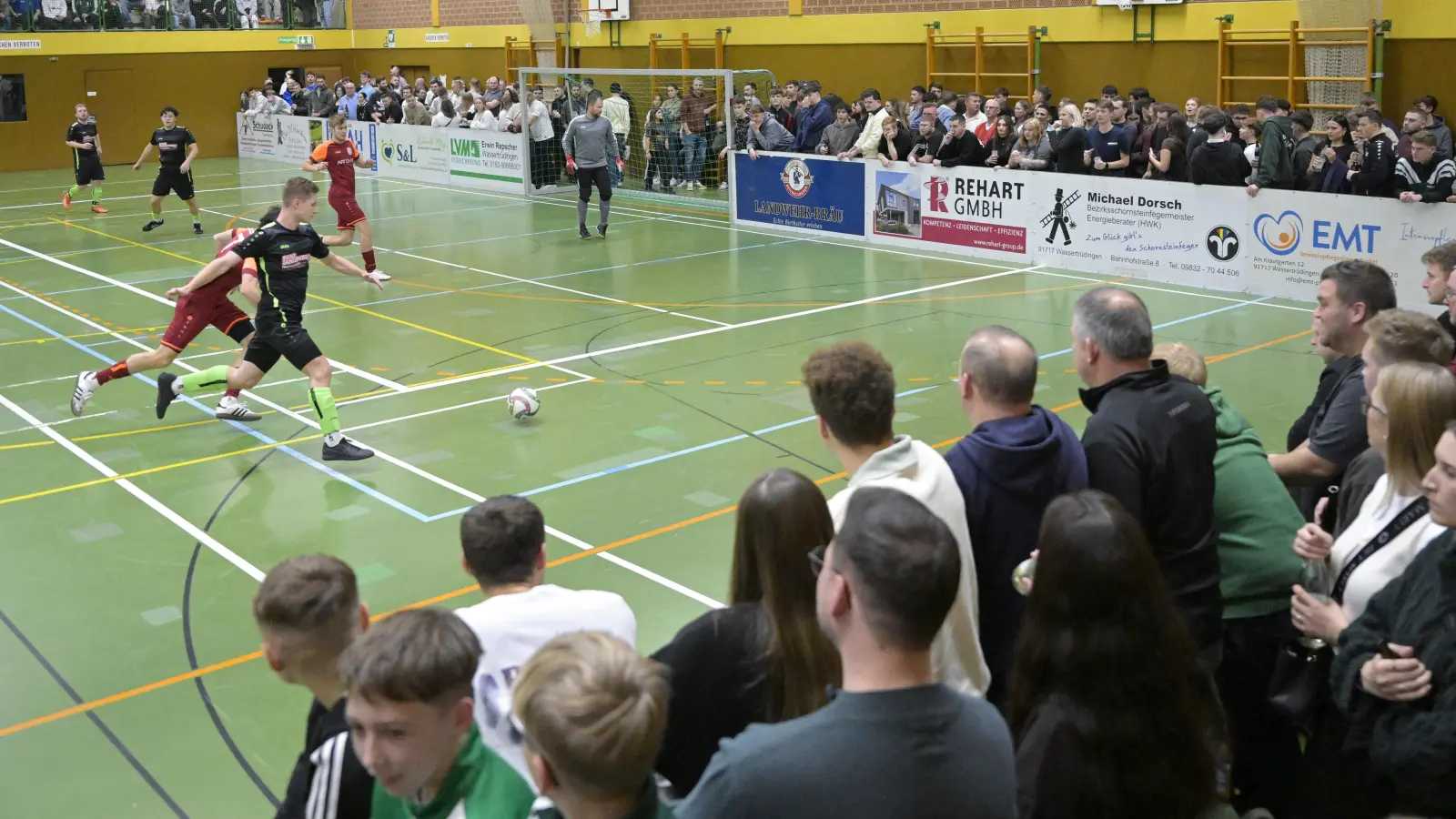 Das 32. Mitternachtsturnier in Wassertrüdingen fand wie immer in einer voll besetzten Hesselberghalle statt. 1000 Zuschauer wurden offiziell gezählt, von denen ein Teil hautnah dran war an der Action. (Foto: Martin Rügner)