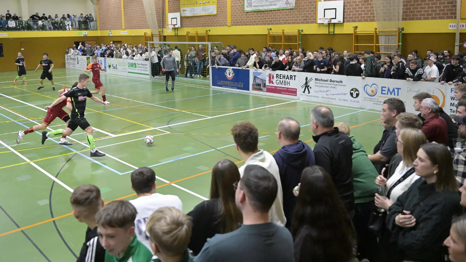 Das 32. Mitternachtsturnier in Wassertrüdingen fand wie immer in einer voll besetzten Hesselberghalle statt. 1000 Zuschauer wurden offiziell gezählt, von denen ein Teil hautnah dran war an der Action. (Foto: Martin Rügner)