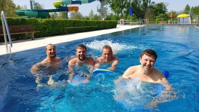 Christian Ziebuhr, Konstantin Uhl, Ronald Reichenberg und Jürgen Heckel (von links) waren die ersten, die sich in die kühlen Fluten stürzten. Am Donnerstag startet das Freibad in die Saison. (Foto: Katrin Merklein)