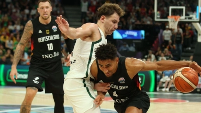Mit dem litauischen Nationalteam spielte Bayern-Neuzugang Rokas Jokubaitis (links) bei der EM auch gegen Deutschland. (Foto: Matthias Stickel/dpa)