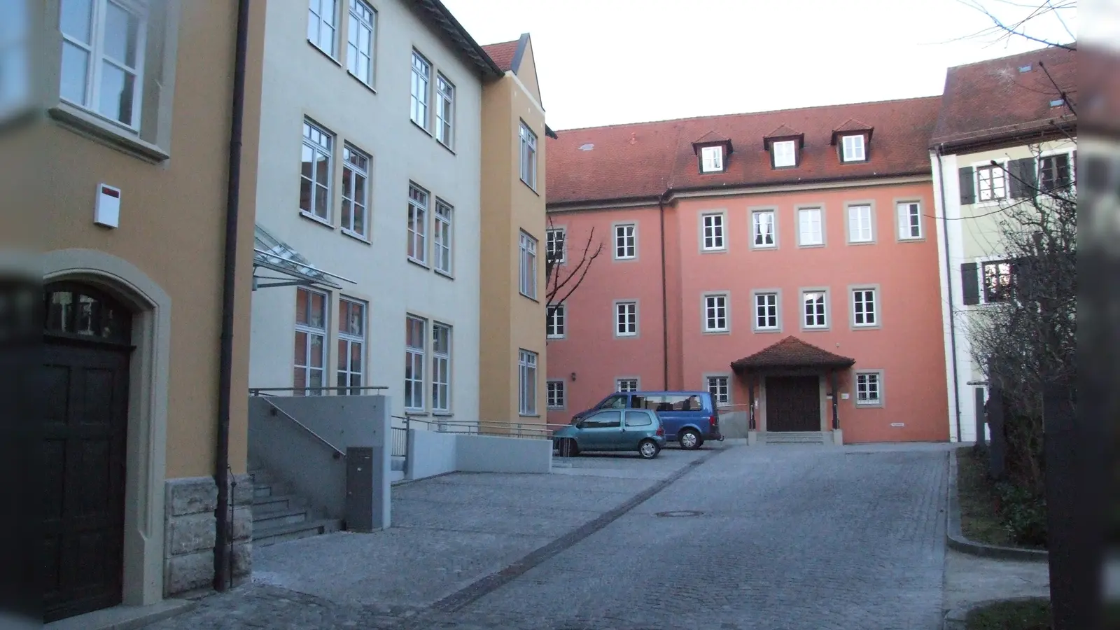 Im linken Trakt des Feuchtwanger Rathaus soll möglicherweise ein barrierefreier Sitzungssaal untergebracht werden. Um die Stadtratsmandate bewerben sich am 8. März Kandidierende auf fünf Listen.  (Foto: Jasmin Kiendl)